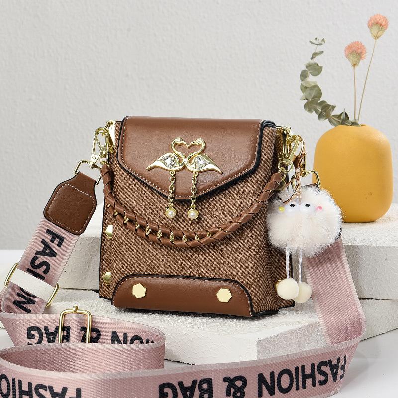 Summer versatile texture women's messenger bag light women's bag bag women's 2025 new trendy shoulder bag soft leather bag