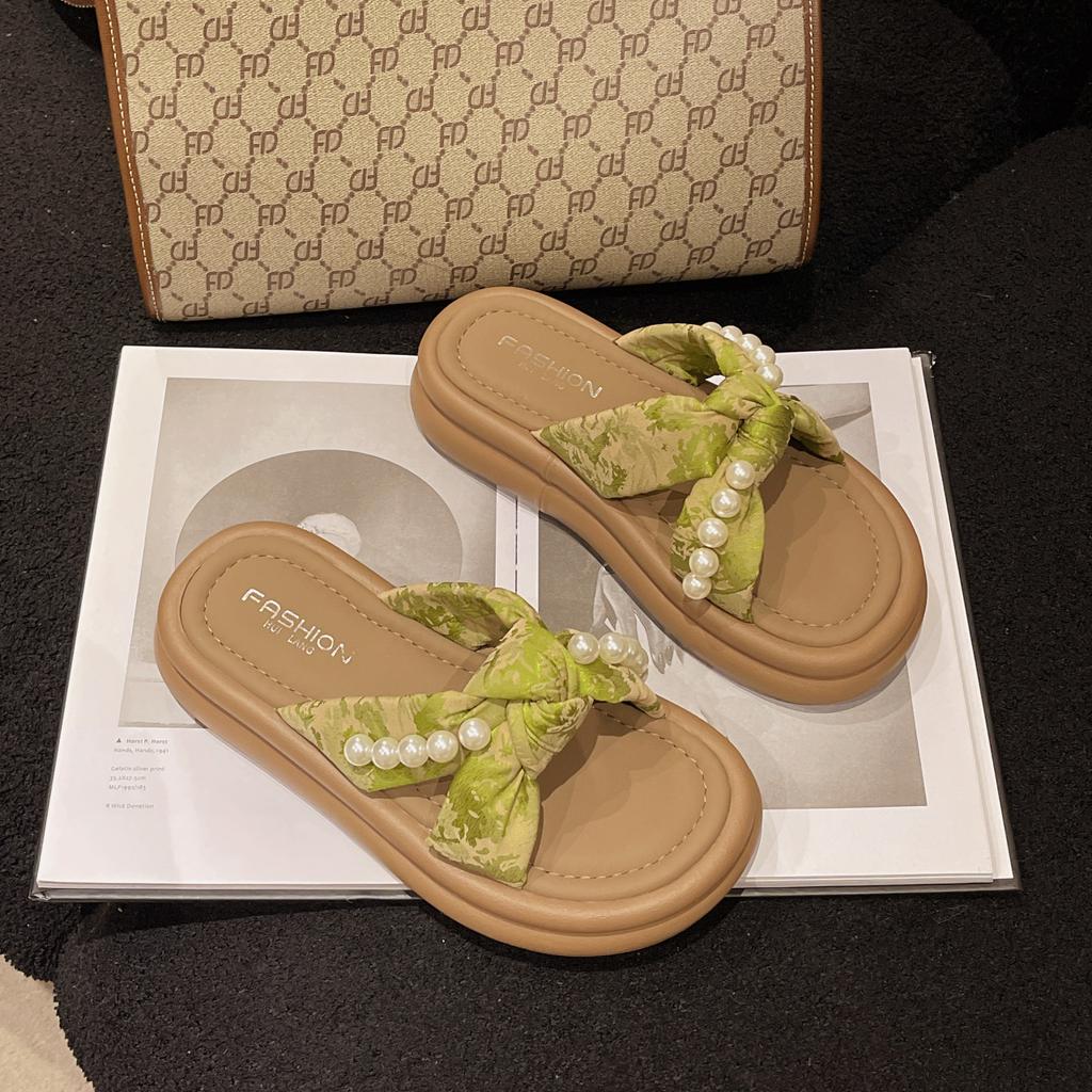 New Chinese style slippers women's summer outer wear pearl niche design sense 2025 new thick-bottomed French explosive sandals