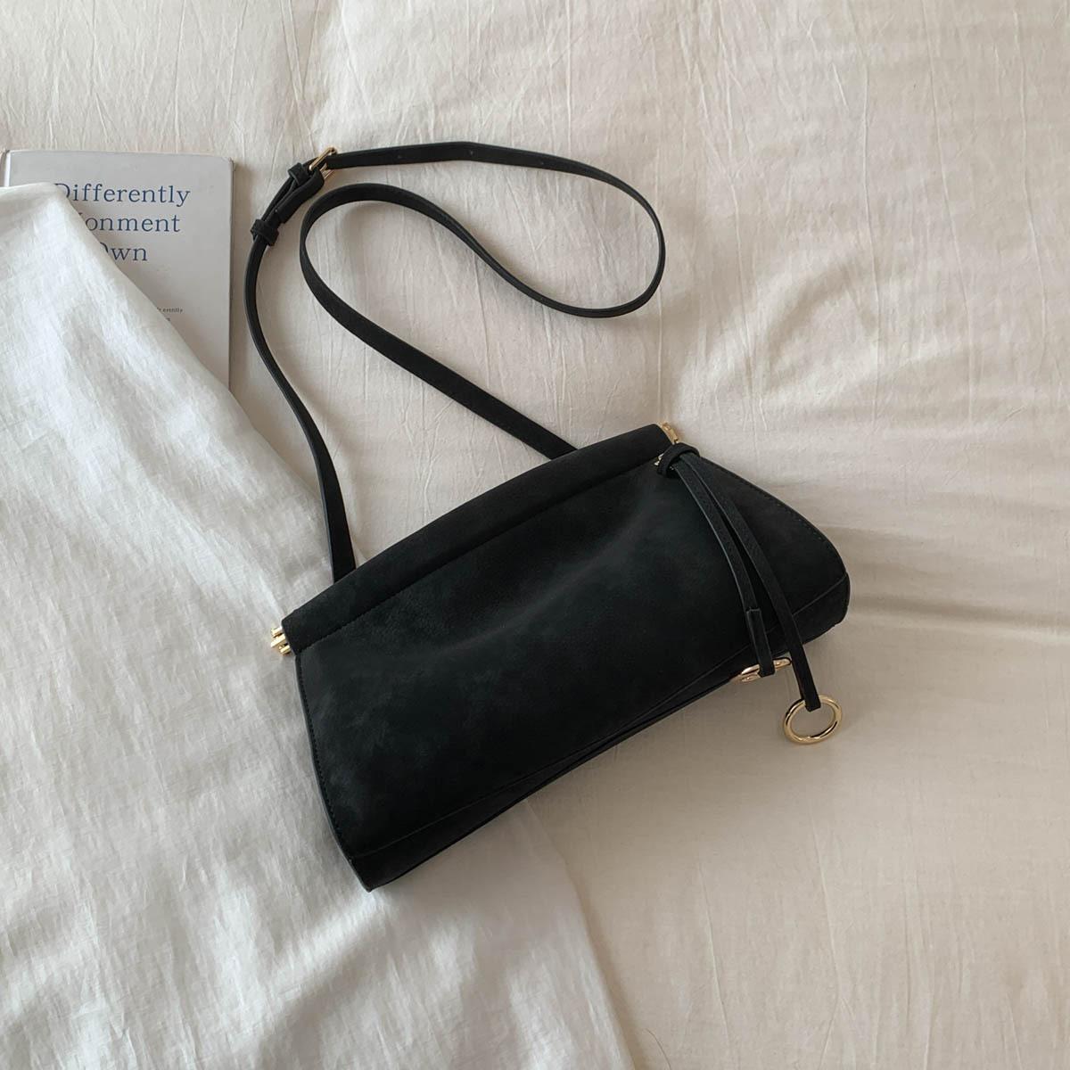 

Fashion versatile bag women s 2025 new autumn and winter retro simple commuter shoulder bag premium messenger bag чорний