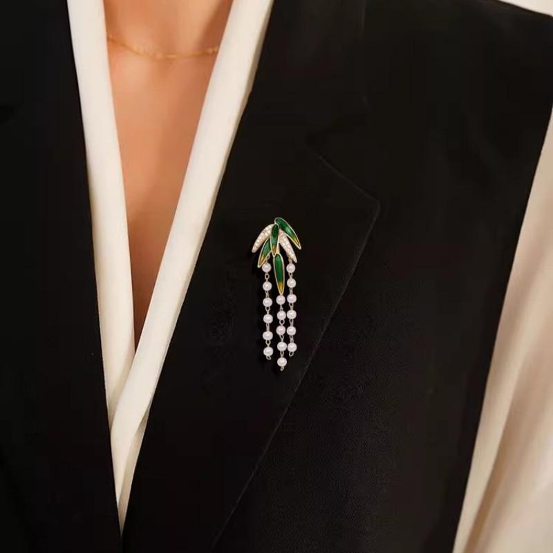 The Dynamic Tassel Bamboo Leaf Brooch In The Rain, A Woman's Unique and Elegant Pearl Cheongsam Accessory Collar Pin