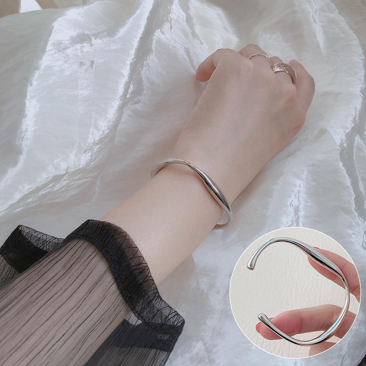 Women s Retro Geometric Fish Plate Bracelet – Trendy, Irregular Square Design