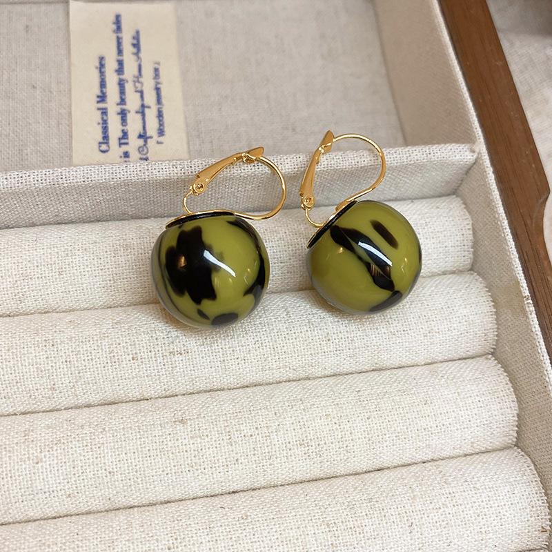 Silver Needle Brown Irregular Stud Earrings - French Light Luxury Retro Niche High-End Jewelry for Women.