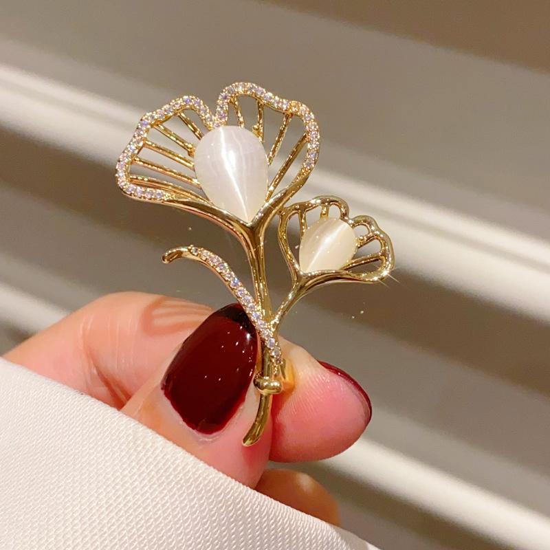 Temperament Cat Eye Stone Ginkgo Leaf Brooches For Women Clothing Coat Jewelry Accessries