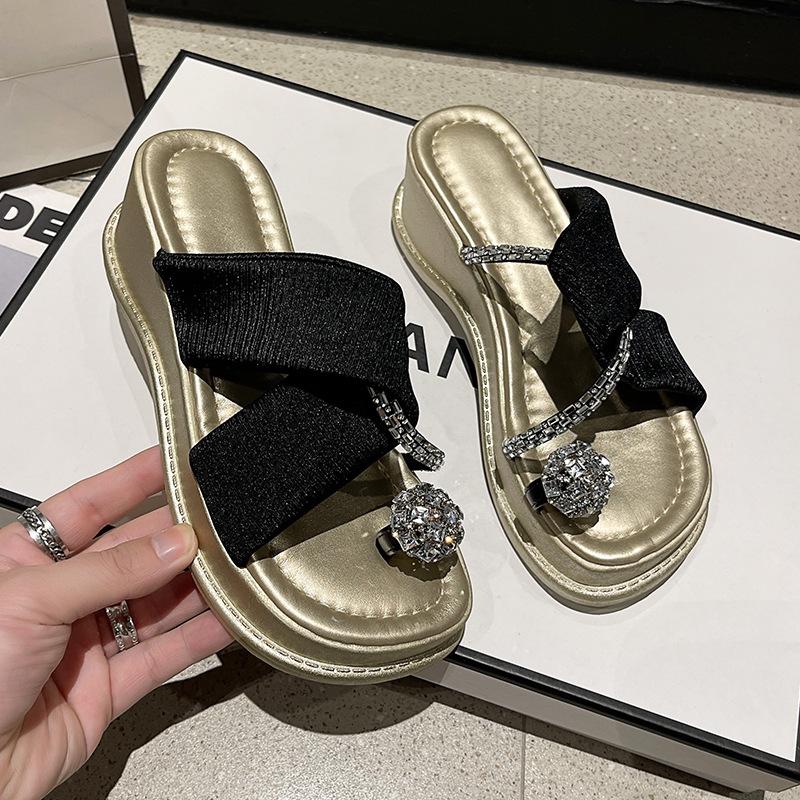 

Пляжные крутые шлепанцы женские летние 2025 новая мода высокое чувство стразы толстая подошва вьетнамки 40 золотой