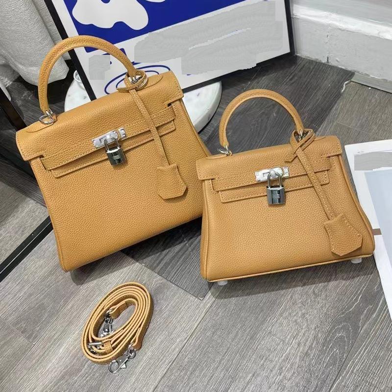 Kleine Tasche mit breitem Schultergurt, Minitogo Rindsleder, neue kleine Umhängetasche aus Leder mit einer Schulter