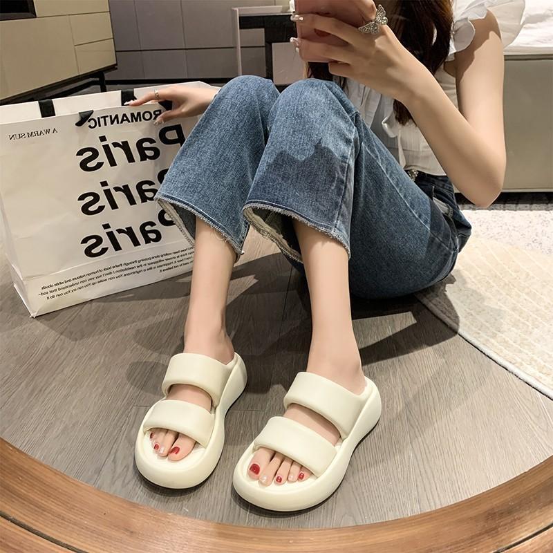 Cool slippers women's summer wear 2025 new thick-soled heightening stepping on shit feeling beach fashion sandals bread one-word drag