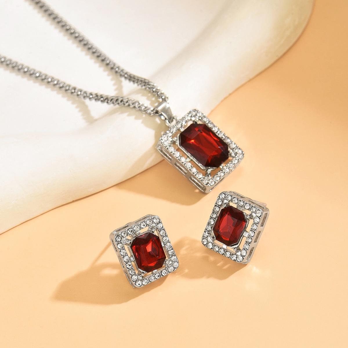 

Square diamond necklace, earrings, jewelry, European and American niche light luxury, high-end sense, hollow design sense, temperament jewelry set