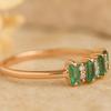 Pierścionek z szmaragdem Bagietkowym i okrągłymi cyrkoniami – Pierścionek Half Eternity w stylu vintage – Pierścionek rocznicowy z zielonym kamieniem szlachetnym – Biżuteria ze srebra próby 925 pokrytego różowym złotem – Prezent