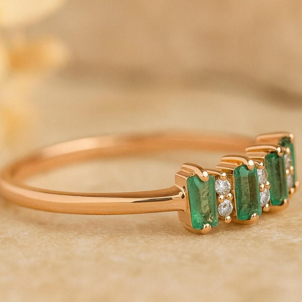 Pierścionek z szmaragdem Bagietkowym i okrągłymi cyrkoniami – Pierścionek Half Eternity w stylu vintage – Pierścionek rocznicowy z zielonym kamieniem szlachetnym – Biżuteria ze srebra próby 925 pokrytego różowym złotem – Prezent