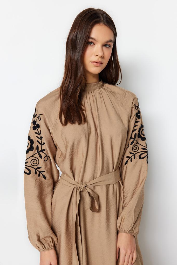 Damenmode Neues Hijab-Kleid Beige Gürtel Stickerei Detailliertes Weites Muster Webstoff Leinenoptik Kleid