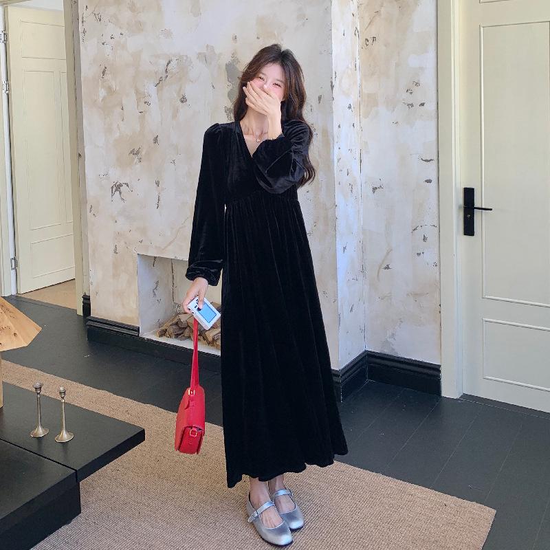 Hepburn Style Gold Velvet Dress: 2024 Autumn French Retro V-Neck, Puff Sleeve, Waist Long Dress