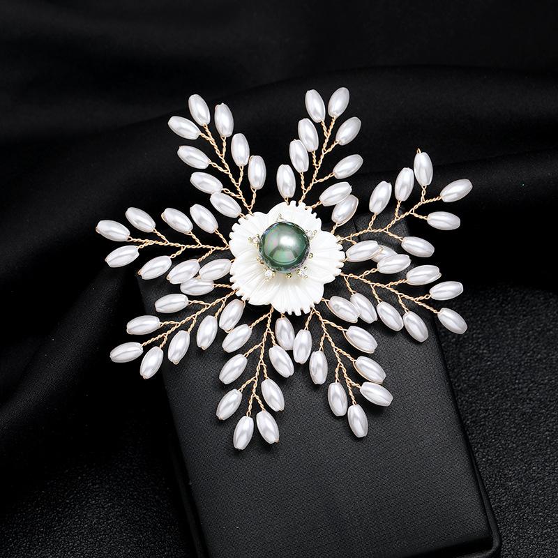 Handmade high-end temperament luxury pearl snowflake brooch women's high-end sense elegant corsage coat pin accessories
