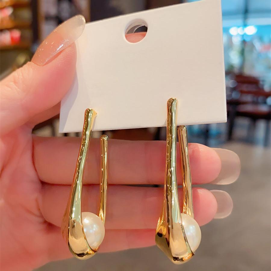Luxury fashion Gold Color Unique Earrings Shell Pearl Hollow Drop Earrings Women Party Engagement Vintage Fashion Jewelry
