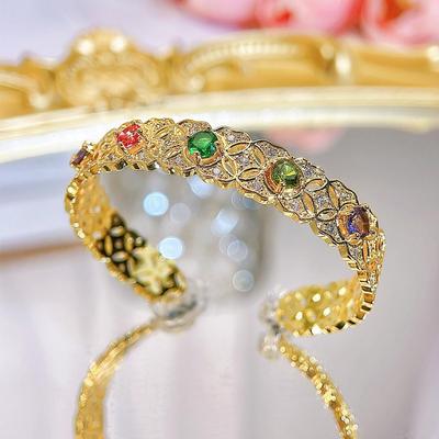 CMM Italienischer hohler bunter Zirkonia Retro Palace Armreif Golden Woman Schmuck Geschenk
