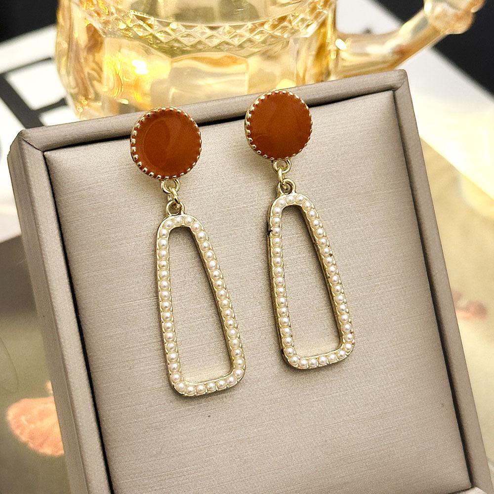 Boucles d'oreilles à tige en perles de fleur de vent parfumées à petite aiguille argentée, boucles d'oreilles légères et luxueuses, style célébrité, style rétro élégant et tendance