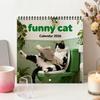 2026 Lustiger Katzenkalender 12-Monats-Wandkalender Urkomische Katzen auf der Toilette Zeitung lesend Geschenk für Katzenliebhaber zur Dekoration von Zuhause und Büro