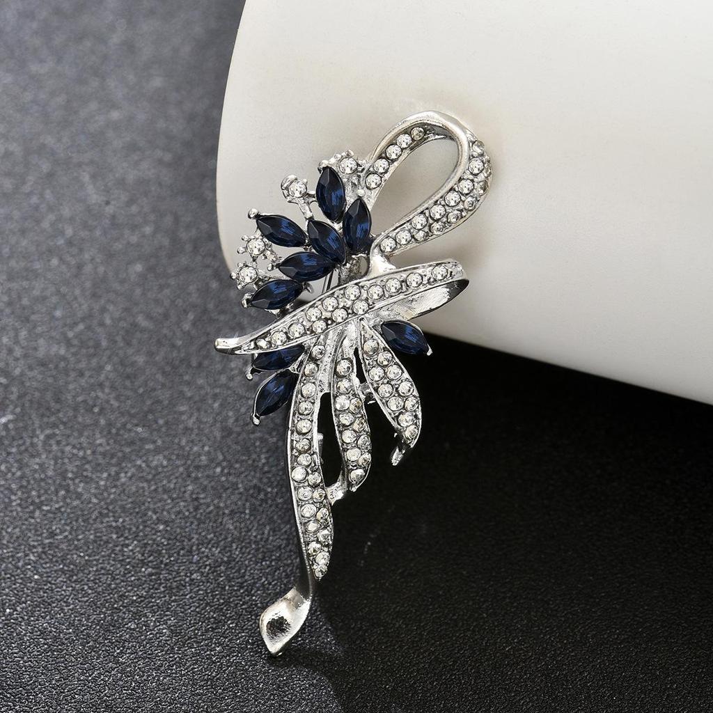 High-End Floral Brooch: Elegant Women's Corsage Pin for Suits