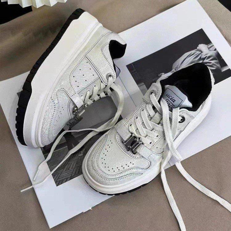 Internett-kjendis sprengmønster tykksåle høydeøkende platåsko dame 2025 vår ny tykksåle skinnoverdel hvite sko fritidssko sportssko