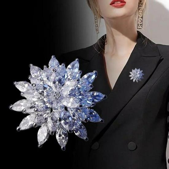 Raffinata Spilla Fiocco di Neve in Zircone - Spilla Fiore di Lusso di Alta Gamma per Donna.