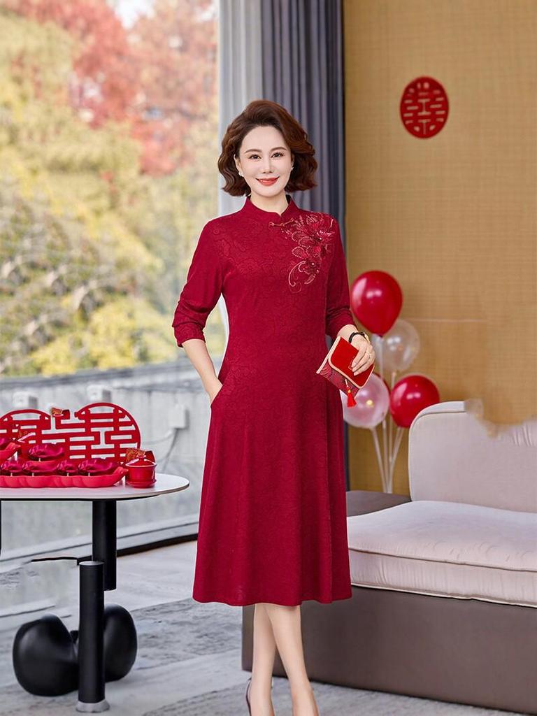 Red Long-Sleeve Qipao for Mothers, Elegant Autumn/Winter Wedding Banquet Dress