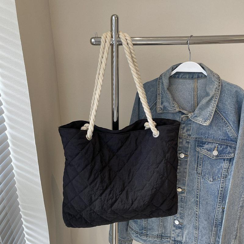

Autumn and winter new cotton clothes down shoulder bag girls fashion rhombus large capacity handbag casual fashion simple bag чорний