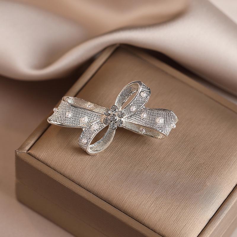 Bow Brooch for Women, A Light Luxury and Niche Pearl Brooch, A Suit Jacket That Prevents Exposure