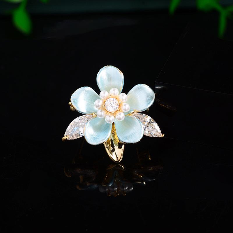 

Элегантная винтажная эмалевая брошь «Гардения» — универсальный аксессуар для костюмов, юбок и шляп