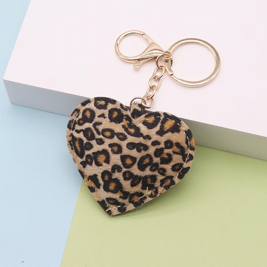 

Leopard Print Heart Keychain Set - Stylish Decor for Keys/Bags, Ideal Gift for Fashion Enthusiasts
