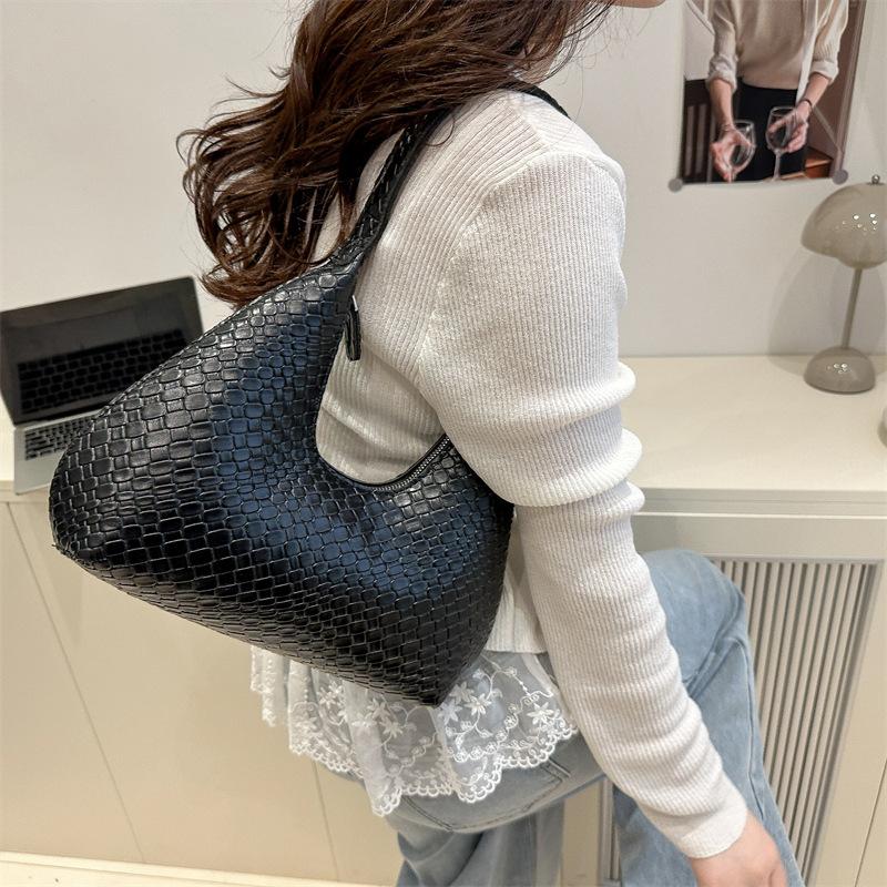 Retro Fashion Woven Pattern Embossed Bag Women's 2025 New Autumn and Winter Niche High-end Commuter Underarm Shoulder Bag