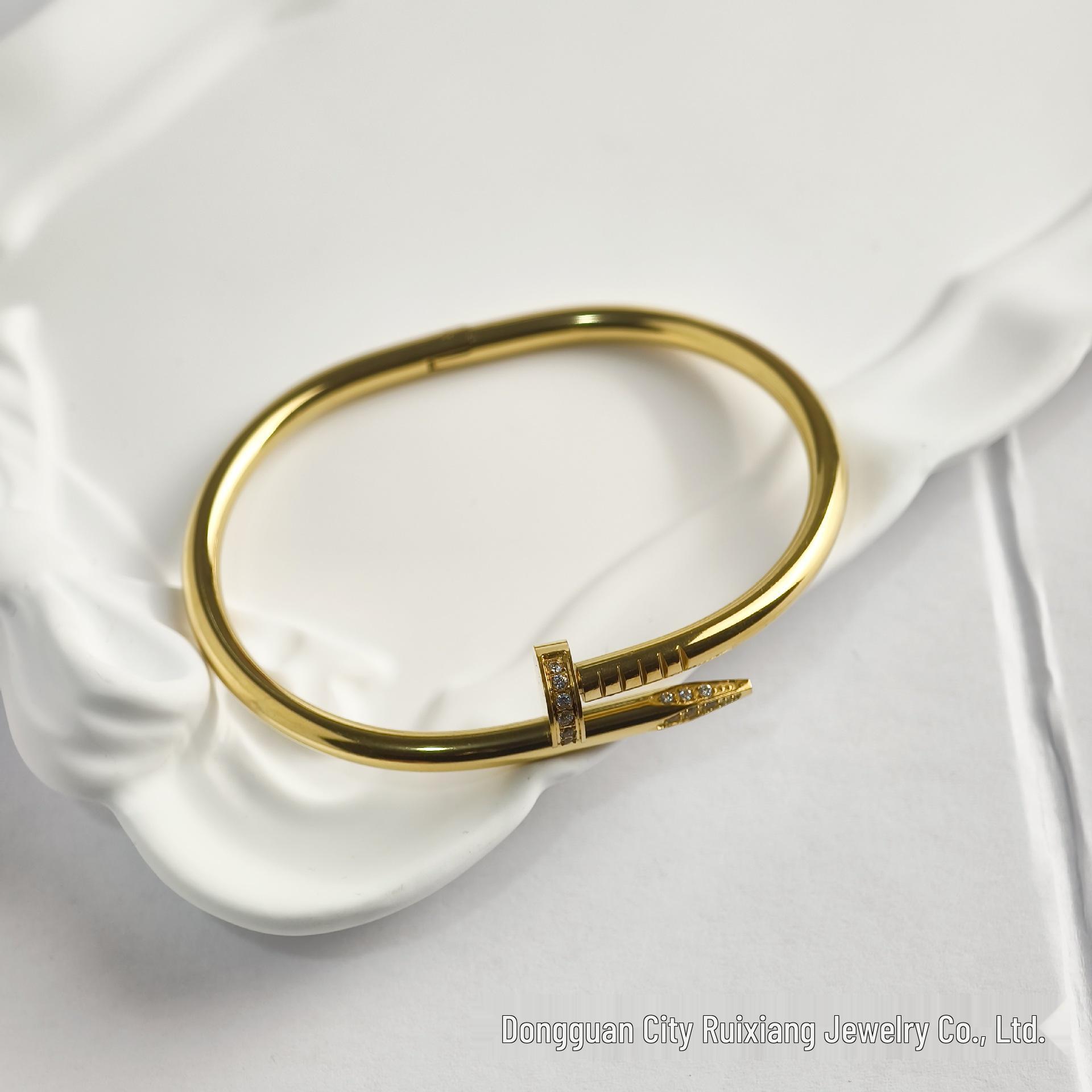 V Gold Nagelarmband: Hochwertig, farbecht, mit eingelegten Diamanten für Damenmode. 18K