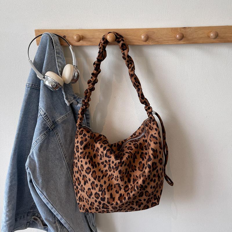 

Fashion leopard print canvas bag commuter tote bag women s large capacity autumn and winter leisure shoulder bag messenger bag коричневый