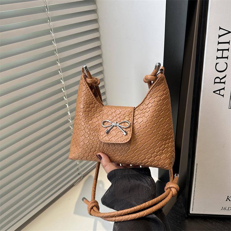 

Versatile solid color fashion bow shoulder armpit bag high-end sense niche trend commuter messenger bag коричневый