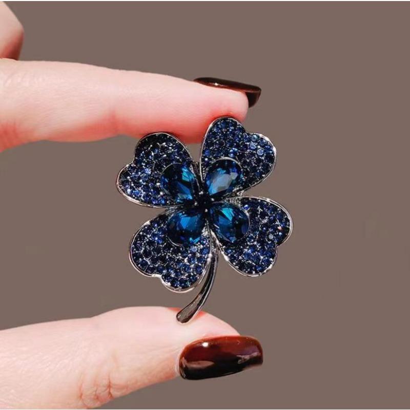 Stylish retro crystal four-leaf clover corsage temperament fashionable and versatile exquisite chic light luxury brooch St. Patrick's
