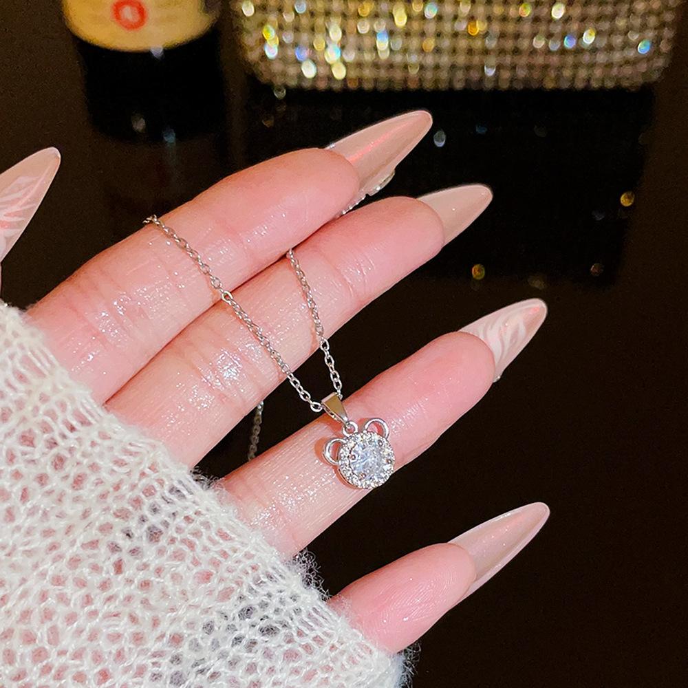 Fashion Light Luxury Titanium Steel Necklace Women'S High-End Pendant Sweet Temperament Collarbone Chain Does Not Fade Accessories