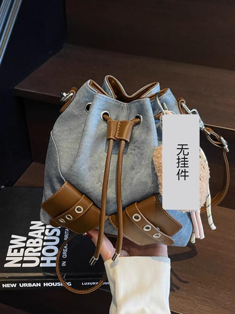 Customized 2025 New Large Bucket Bag Women's Autumn and Winter Commuting Shoulder Light, Simple, Niche Versatile Atmospheric Shoulder Bag