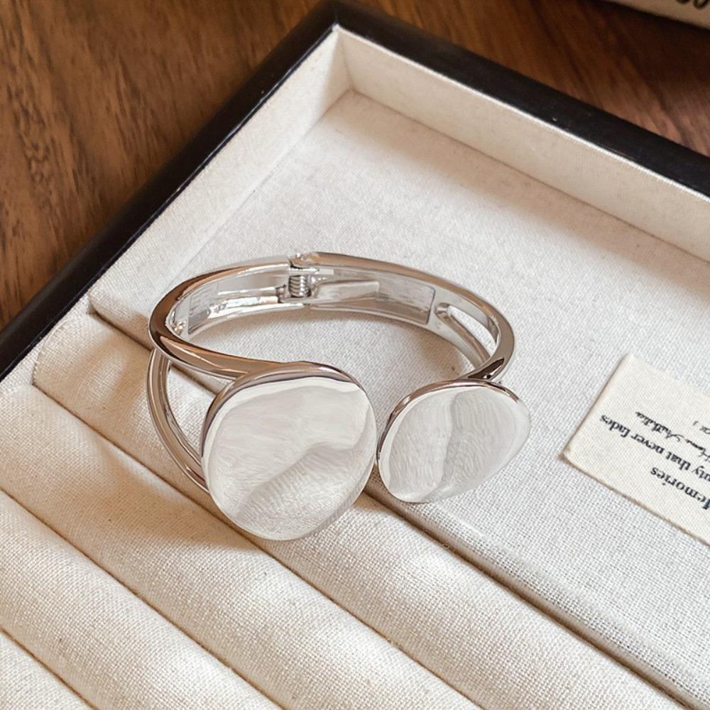 European and American Simple Bracelets, Arm Rings, Niche Cold Wind Temperament Bracelets, High-end Sense and Versatile Jewelry.