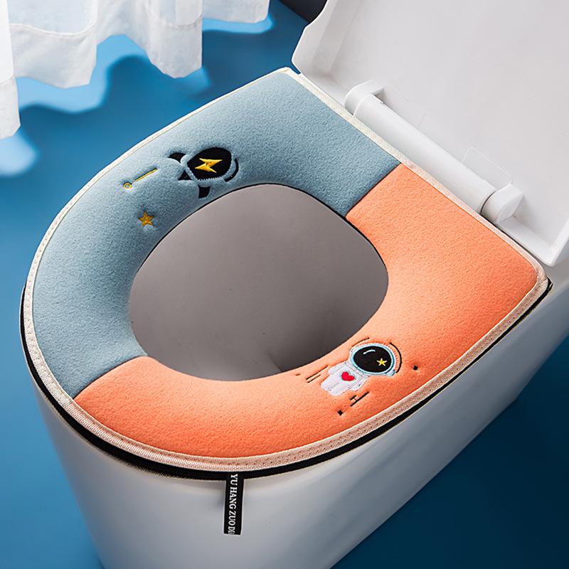 

Astronaut Print Toilet Seat Cover with Contrasting Handle, Waterproof and Thickened for Warmth, Home Use with Velcro and Zipper.