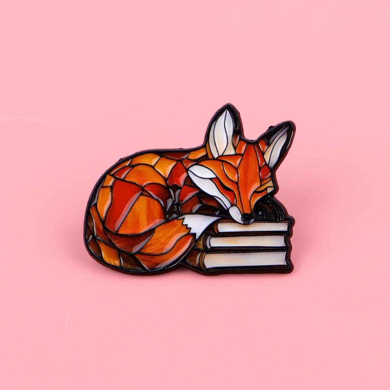 Slapende Vos Emaille Speld voor Kinderen Boekenliefhebber Vos Broche Glas-in-lood Textuur Dierlijke Reversspeld Tas Bedeltje Boekachtige Sieraden