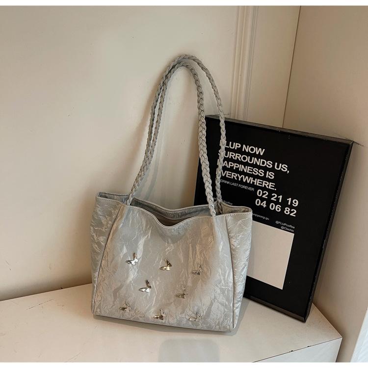 

Leisure commuting large-capacity bag women s 2025 new college student class bag high-end fashion shoulder tote bag серебряный