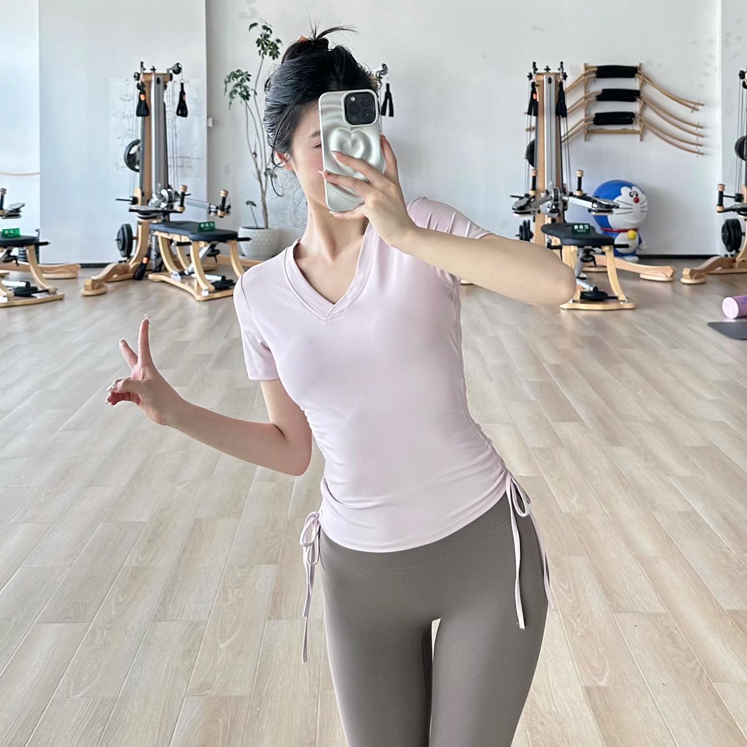 

Женская спортивная футболка с V-образным вырезом, ощущение обнаженности - Дышащая, Слим-фит, Топ для йоги с коротким рукавом Medium розовый