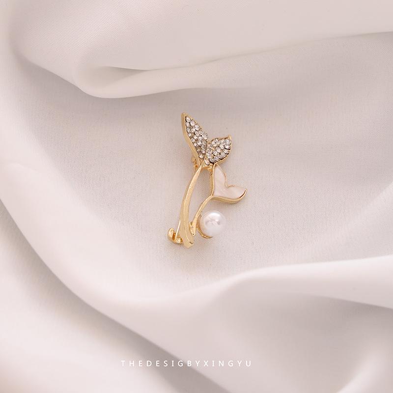 Broche Elegante de Pérola Dourada e Espiga de Trigo: Acessório Versátil e de Alta Qualidade para Mulheres