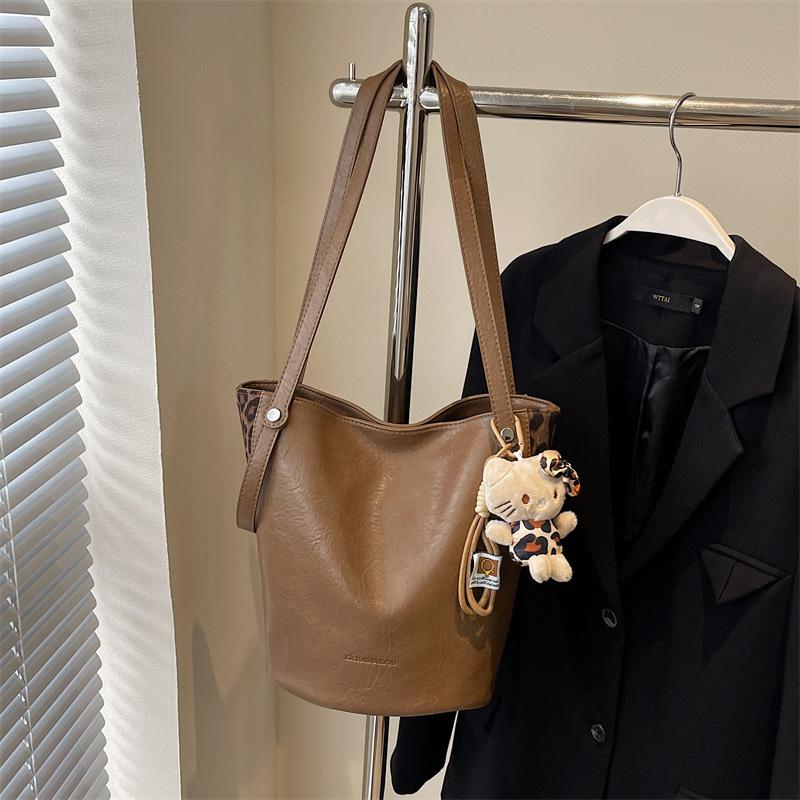 Fashion Bag Women's New Large-capacity Commuter Casual Versatile Shoulder Bag