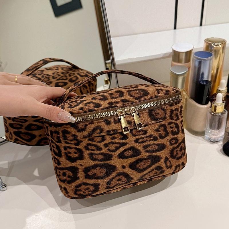 

Vintage Leopard Makeup Bag for Women Girl Large Capacity Travel Cosmetic Case Bag Zipper Tote Lipstick Toiletry Pouch