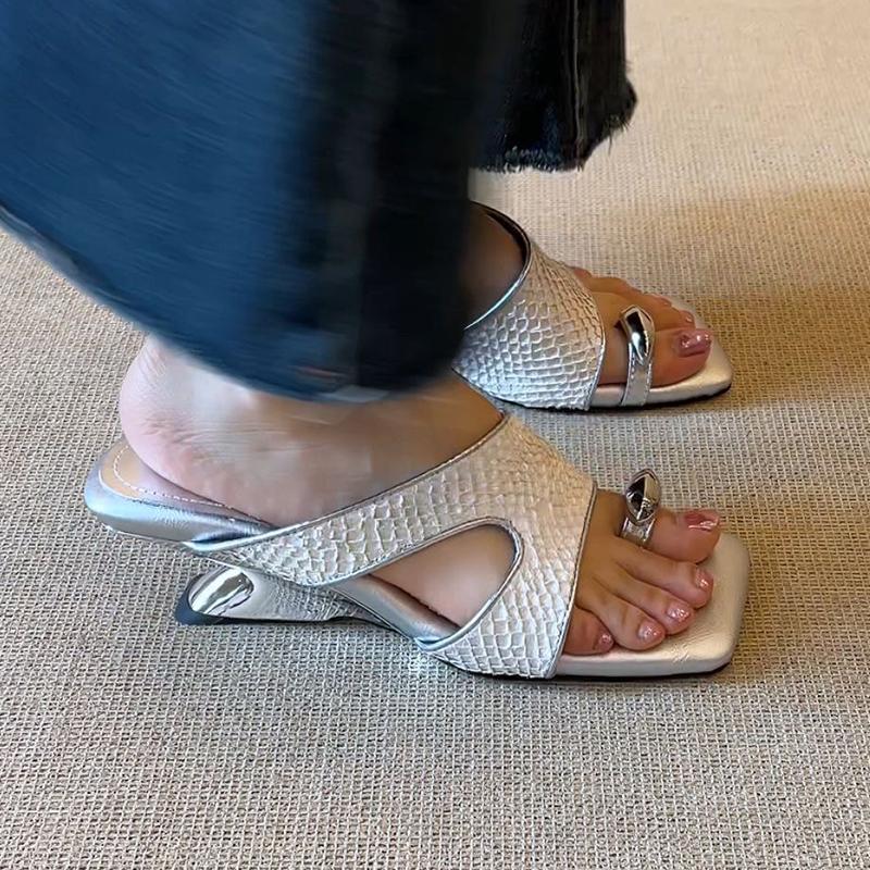 

Модные женские шлепанцы с перемычкой для пальца, на среднем каблуке, модные босоножки на каблуке 2025 лето, элегантные туфли-лодочки, шлепанцы для платья, роскошные женские сандалии 40 серебряный