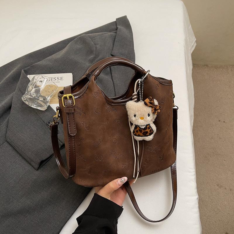 

Retro matte niche suede bag women s 2025 new autumn simple messenger bag fashionable portable bucket bag no pendant темно-коричневого