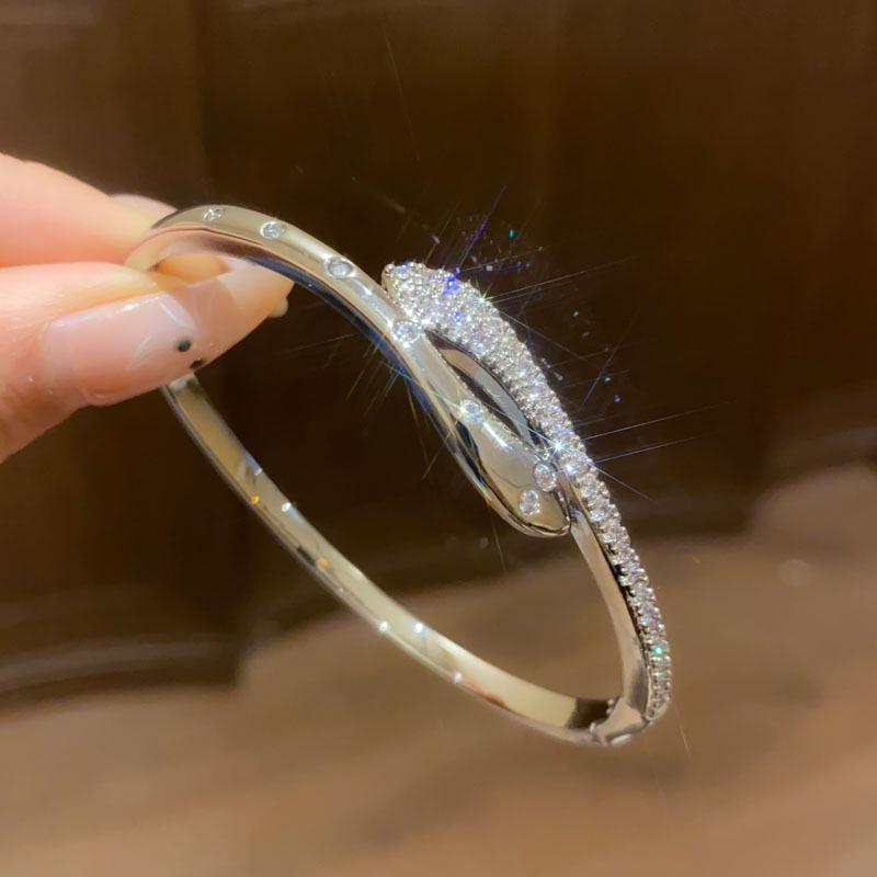 Trendy Geometric Clasp Bracelet with Japanese and Korean Cubic Zirconia - Retro Cool Style, Light Luxury Hand Chain Jewelry.