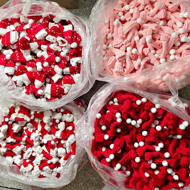 Mini pletené vánoční čepice Santy s měkkými bambulkami v různých barvách pro DIY panenky, vánoční večírky a dekorace