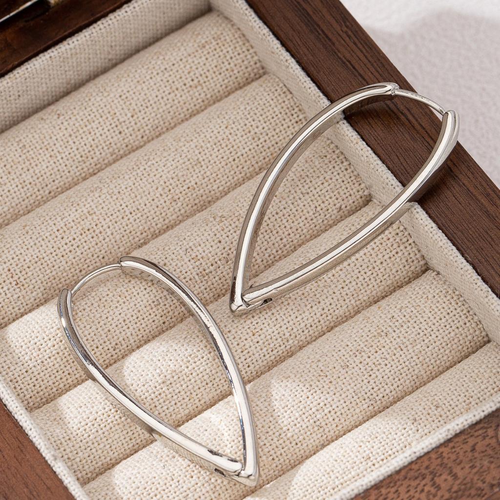 A pair of new simple irregular ear buckles, simple and versatile, cold wind earrings