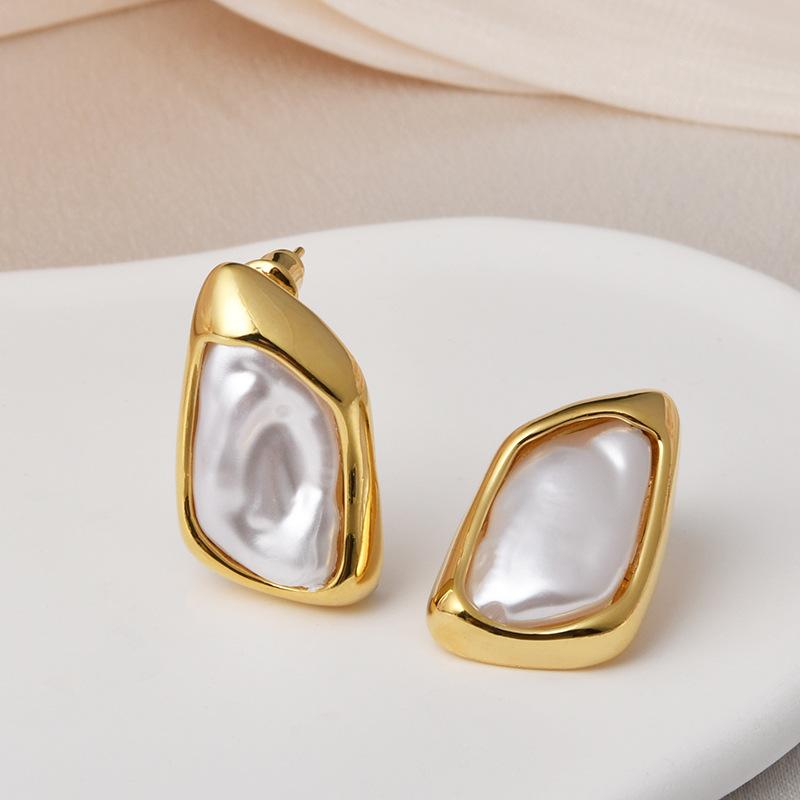 Vintage Baroque Shell Stud Earrings Women Gold Retro Premium Dainty Versatile Statement Fashion Jewelry Gift