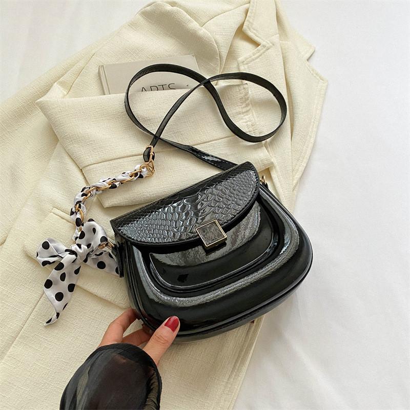 

Stylish And Trendy Fall Fashion Shoulder Bag For Women In Elegant Saddle Design